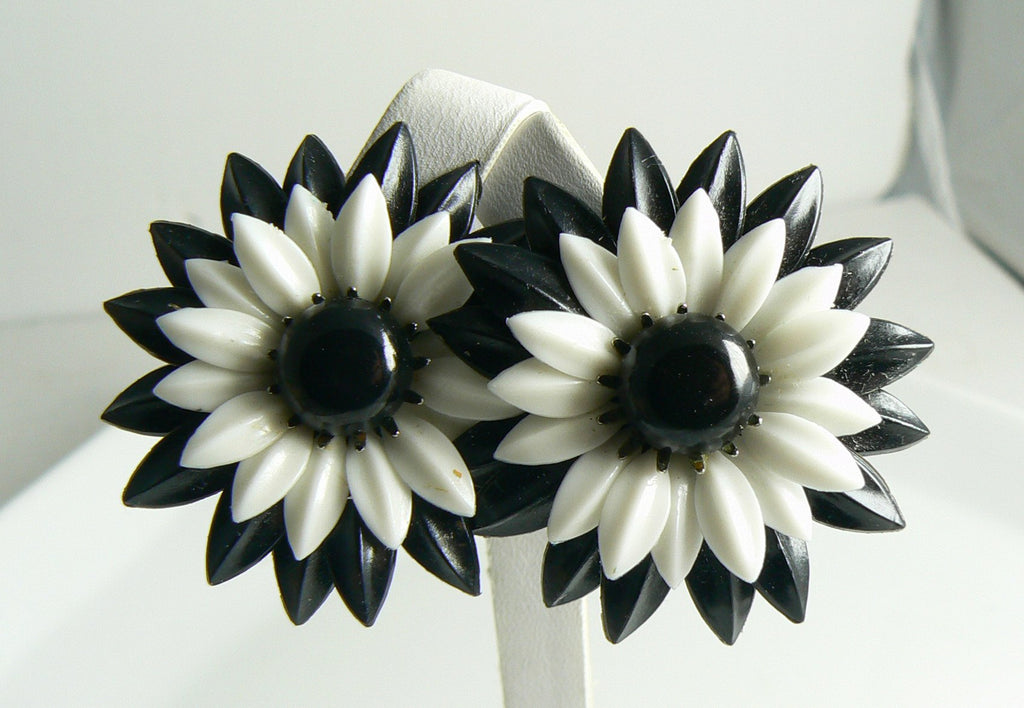 Retro Plastic Black and White Daisy Clip Earrings