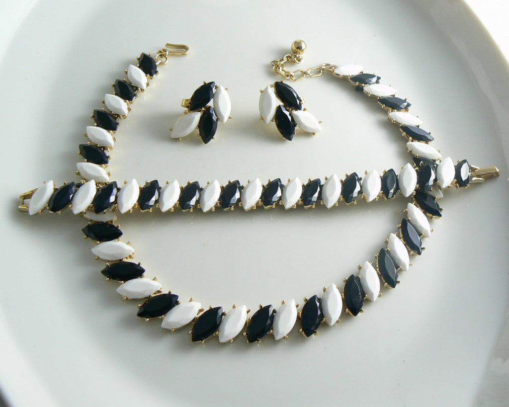 Vintage Crown Trifari Black And White Thermoset Parure