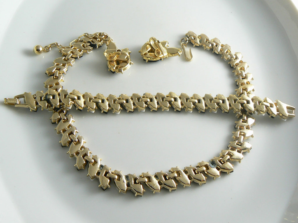 Vintage Crown Trifari Black And White Thermoset Parure - Vintage Lane Jewelry