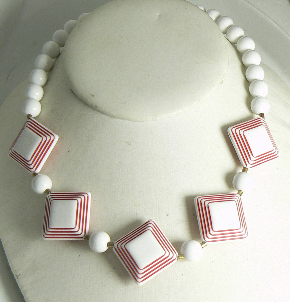 Vintage 60's Plastic Lucite Bead Bib Collar Necklace White and Red