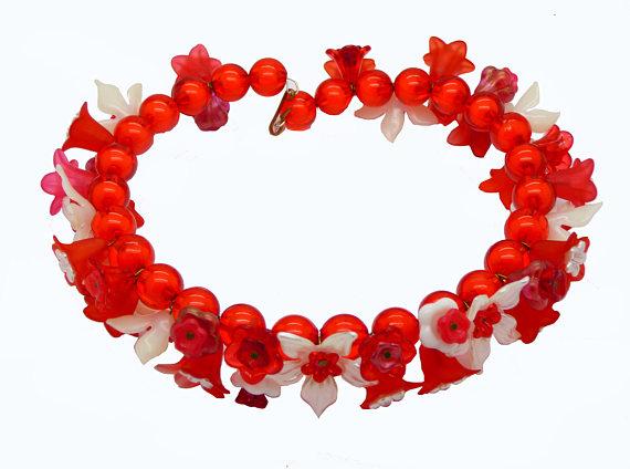 Red and White Lucite Flowers Beaded Necklace