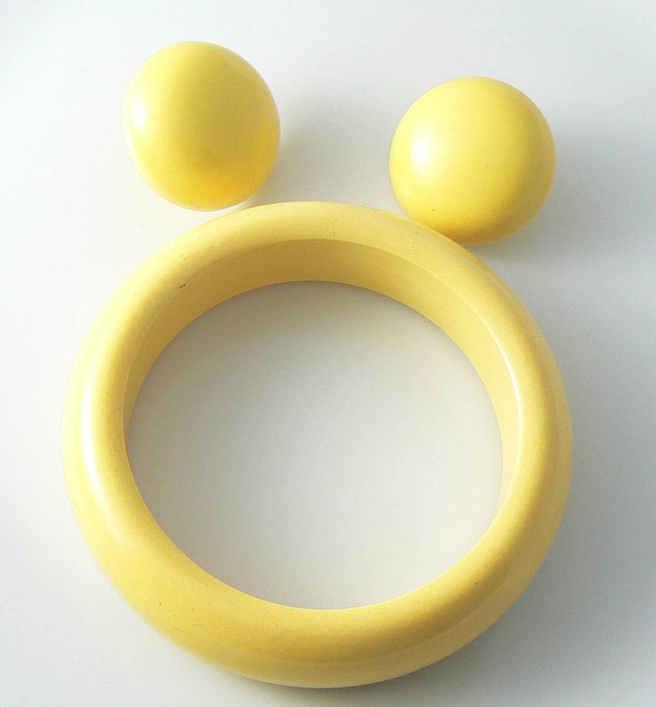 Extraordinary Lemon Cream Bakelite Bracelet And Earring Set