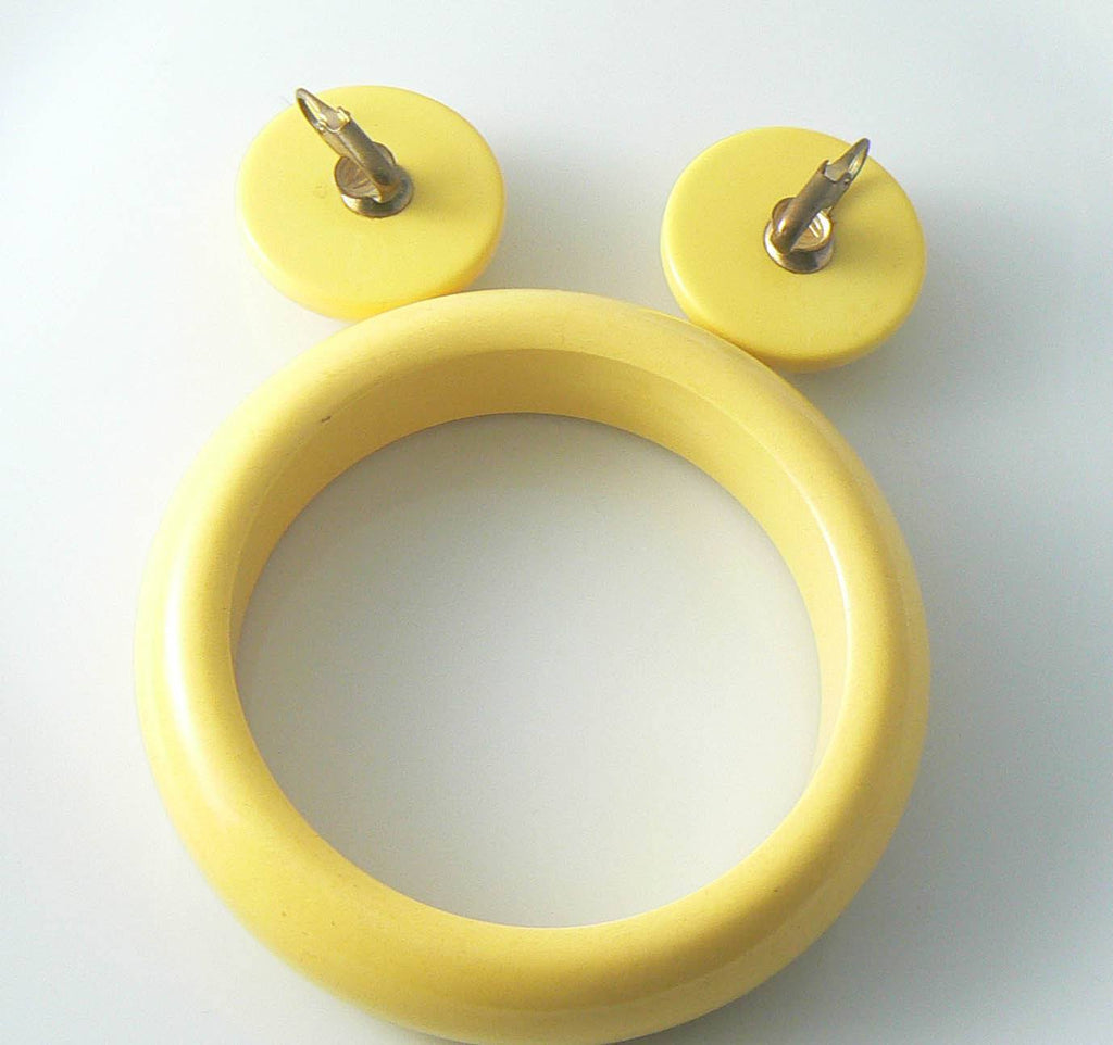 Extraordinary Lemon Cream Bakelite Bracelet And Earring Set - Vintage Lane Jewelry