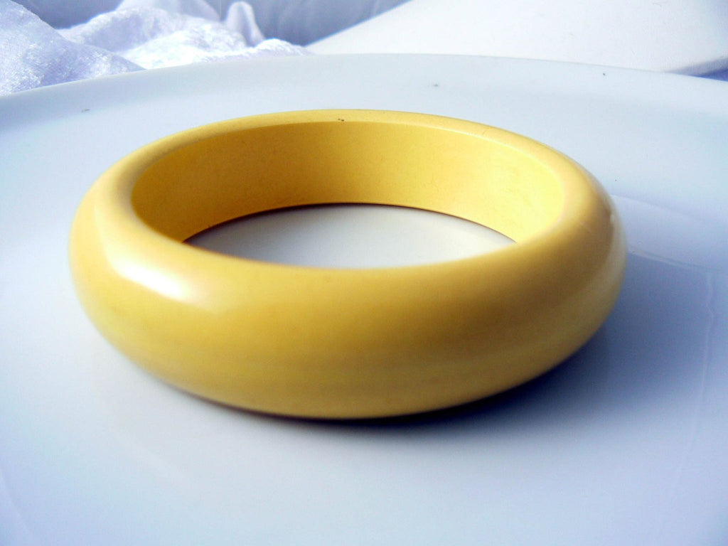 Extraordinary Lemon Cream Bakelite Bracelet And Earring Set - Vintage Lane Jewelry
