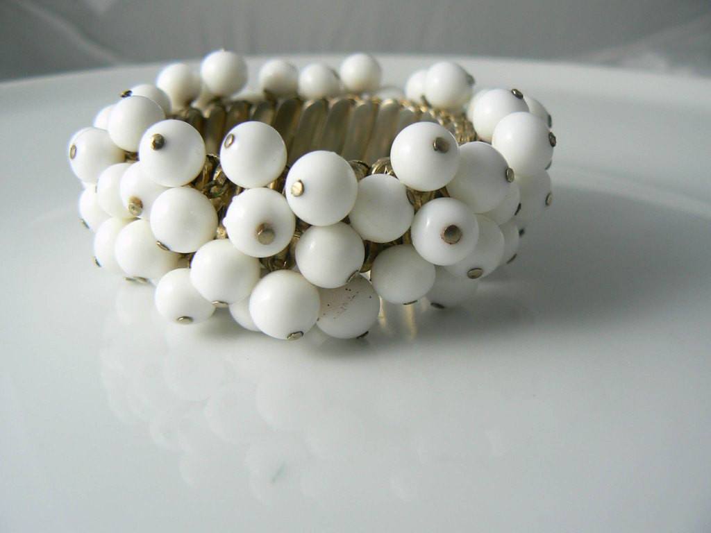 Vintage 50s Japan Cha Cha White Milk Glass Beads Expandable Bracelet