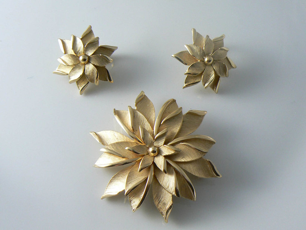 Vintage Crown Trifari Gold Tone Metal Poinsettia  Demi Parure