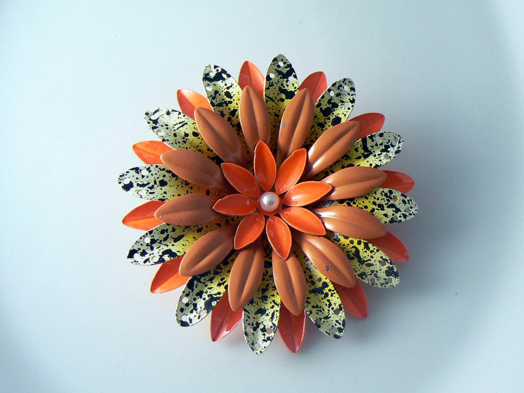 Retro Enamel Speckled Daisy Flower Pin