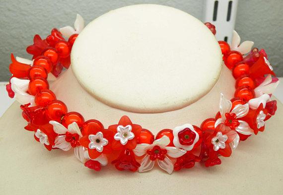 Red and White Lucite Flowers Beaded Necklace - Vintage Lane Jewelry