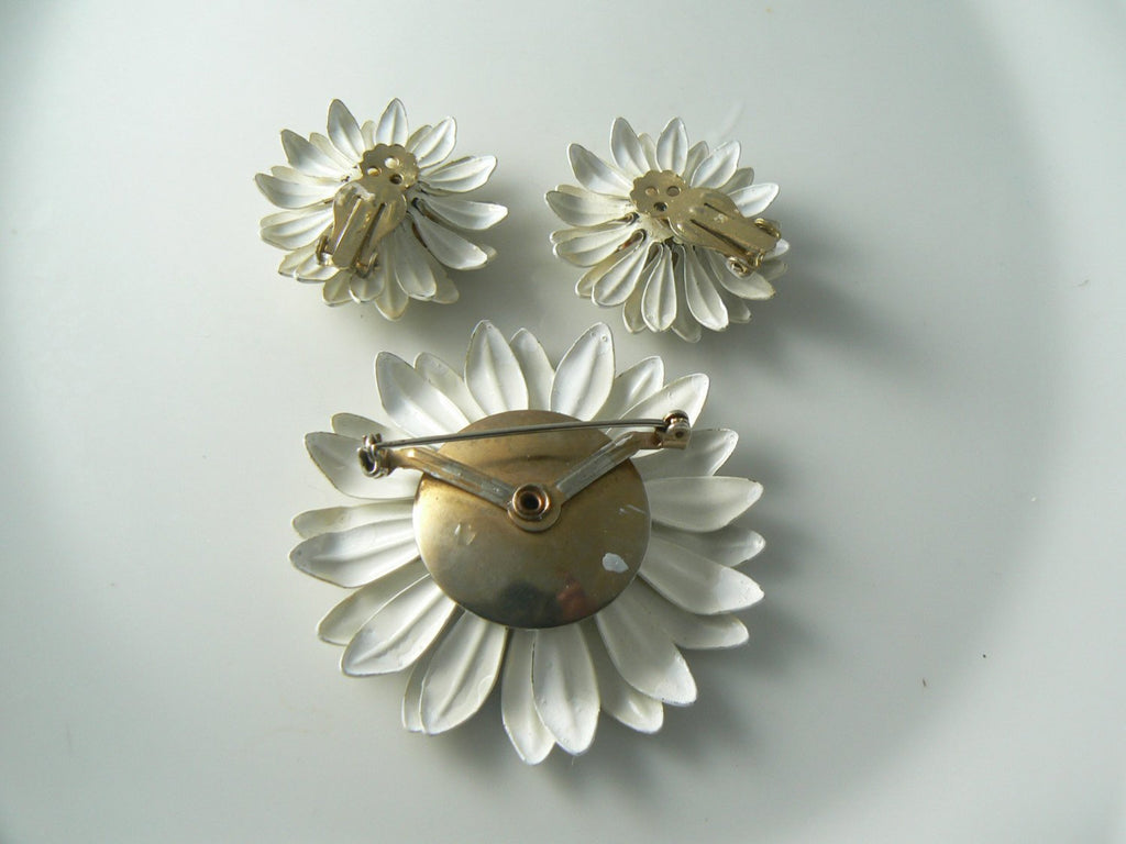 Enameled Gold Tone Daisy Flower Brooch Pin Clip-on Earrings - Vintage Lane Jewelry