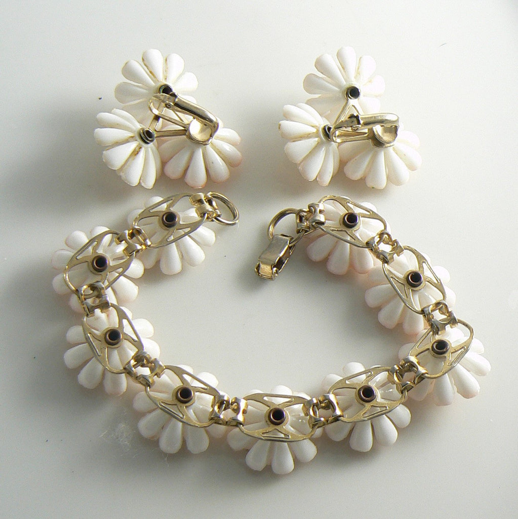 Peach and White Plastic Flower set - Vintage Lane Jewelry