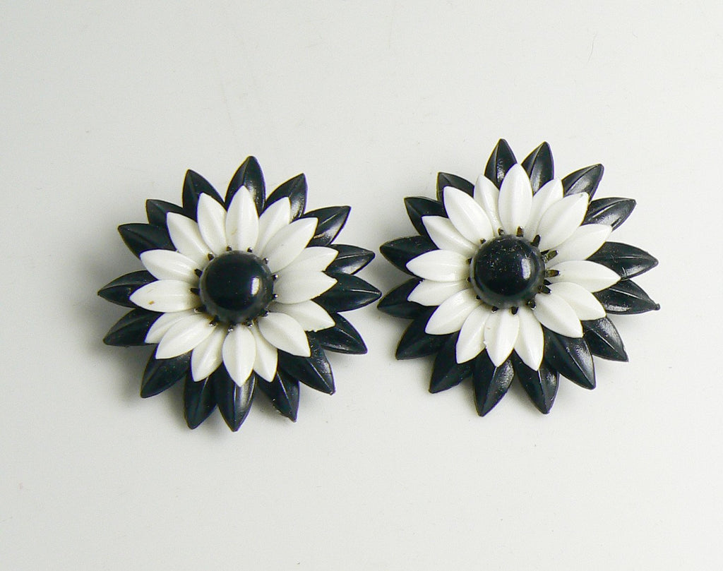 Retro Plastic Black and White Daisy Clip Earrings - Vintage Lane Jewelry